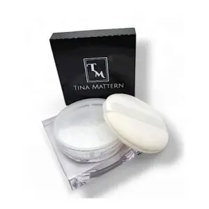 Tina Mattern High Definition Loose Setting Powder provides a matte, shine-free finish while blurring imperfections. Vegan, talc-free, and non-comedogenic.