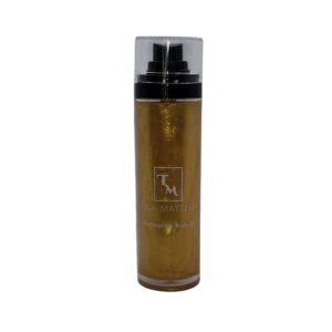 Illuminating Body Oil by Tina Mattern with Vitamin E and Aloe for a subtle shimmer.